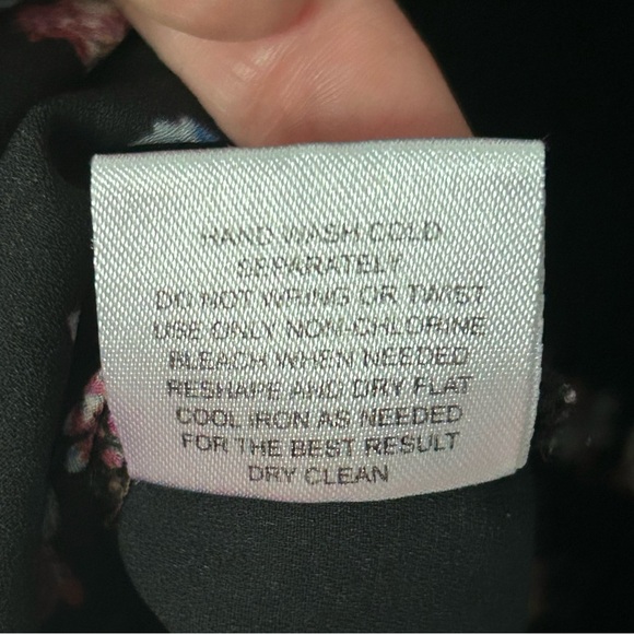 Black and Pink Floral V Neck Short Sleeve Blouse Size Large - Picture 3 of 10